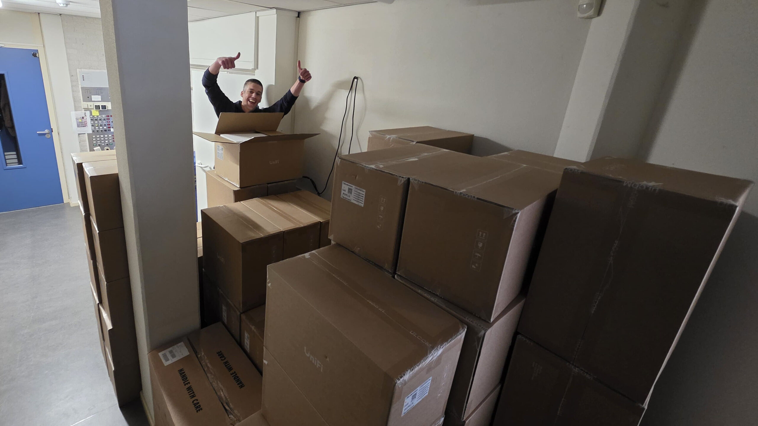 Jeroen ontvangt de grote lading met ICT producten
