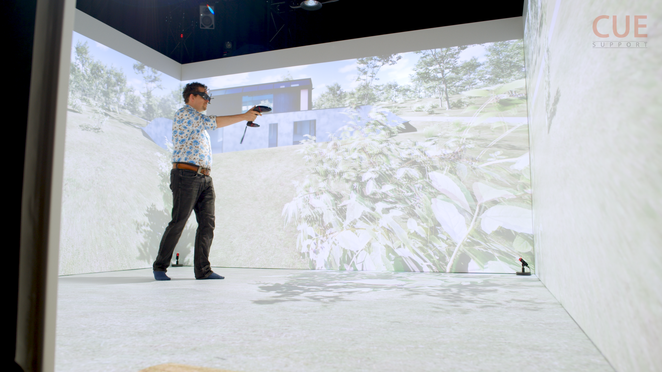 Persoon in de VR Cave bij TU Delft